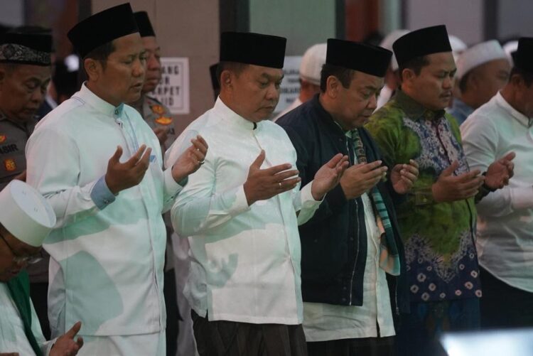Jenderal Dudung Bersama Kyai Cholil Nafis Sholat Subuh Berjamaah di Masjid Agung Cianjur