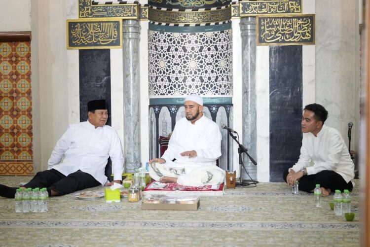 Didampingi Gibran, Lebaran Hari Pertama Prabowo Silaturahmi dengan Habib Syech di Solo
