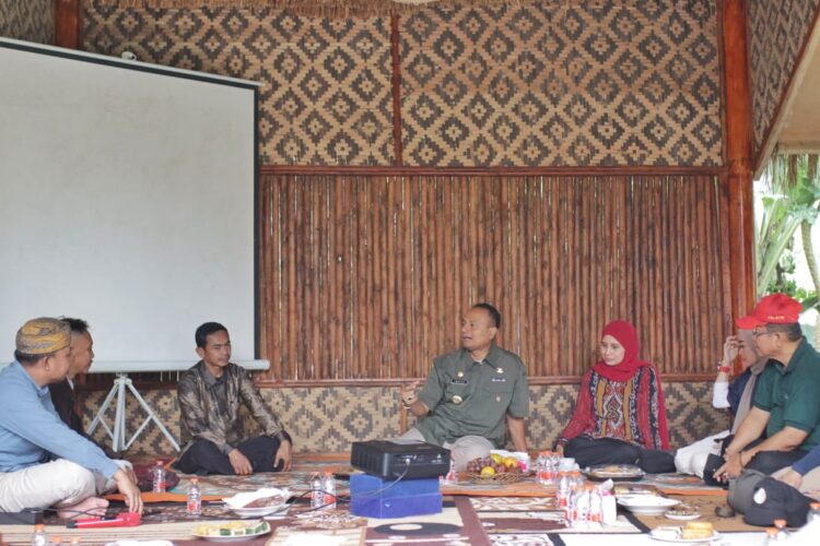 Kunjungi Desa Wisata Cisaat, Pj Bupati Ajak Wisatawan Untuk Menikmati Kekayaan Alam Subang