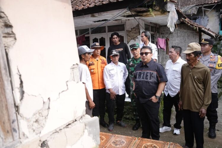 Bupati Subang Tinjau Lokasi Tanah Bergerak Di Cupunagara, Pastikan Pemerintah Hadir Hingga Pelosok Subang